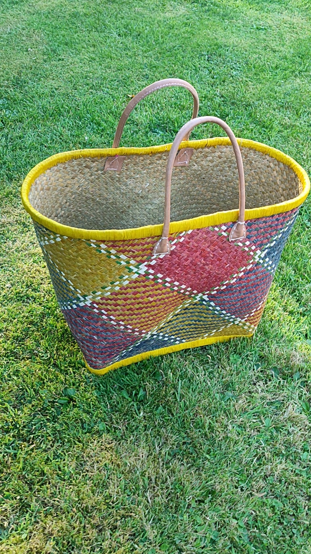 Grand panier en osier multicolore – anses cuir – fait main – cabas marché & plage
