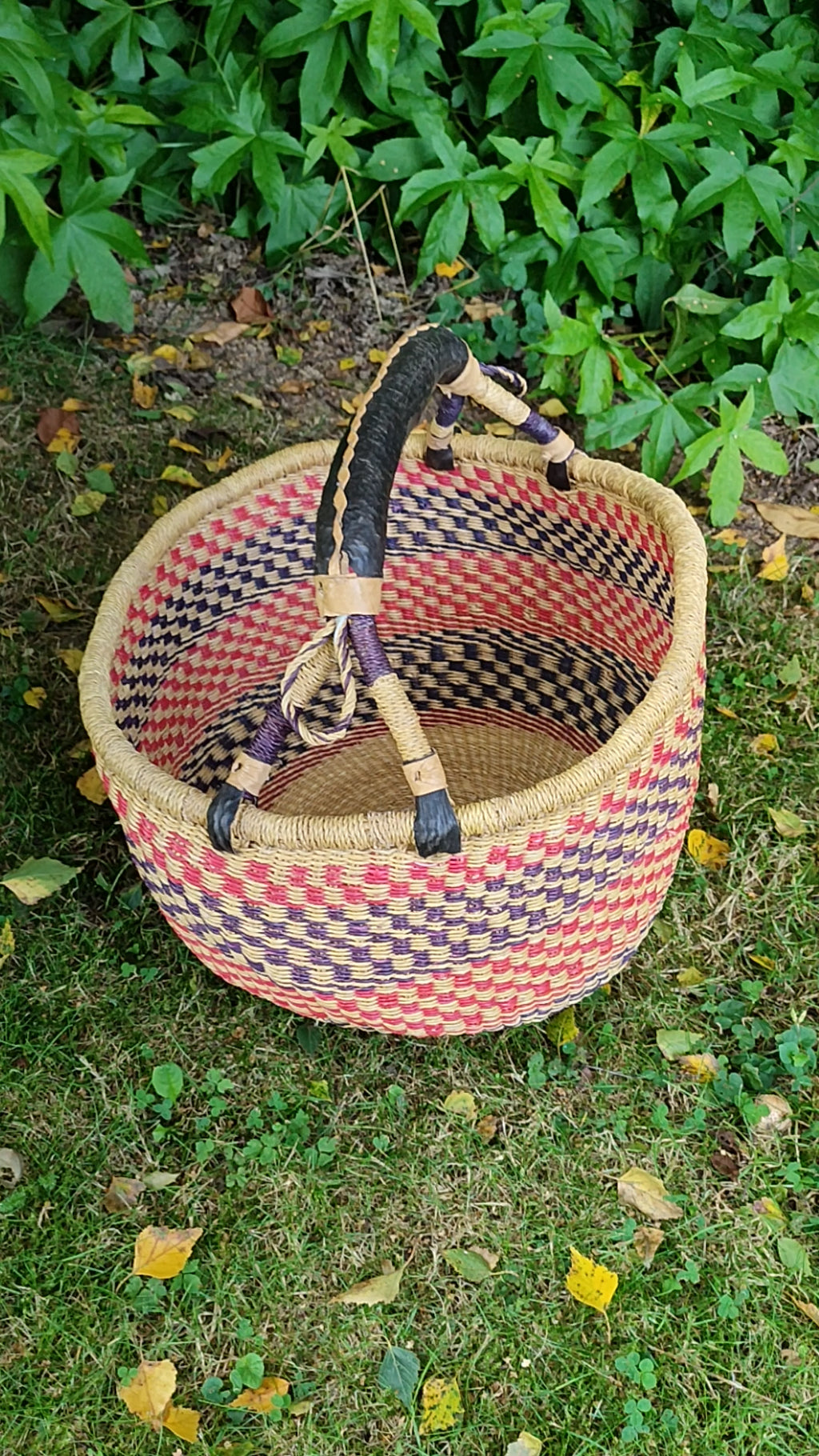 Panier rond africain Bolga naturel, rouge et bleu – Tressage artisanal & anse cuir