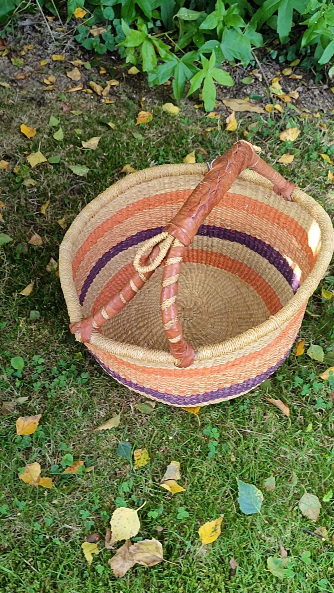 Panier rond africain Bolga – Tressage artisanal & anse cuir
