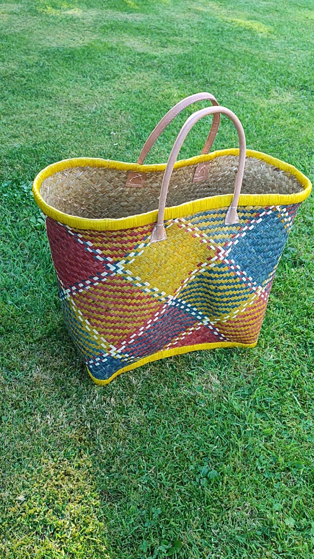 Grand panier en osier multicolore – anses cuir – fait main – cabas marché & plage