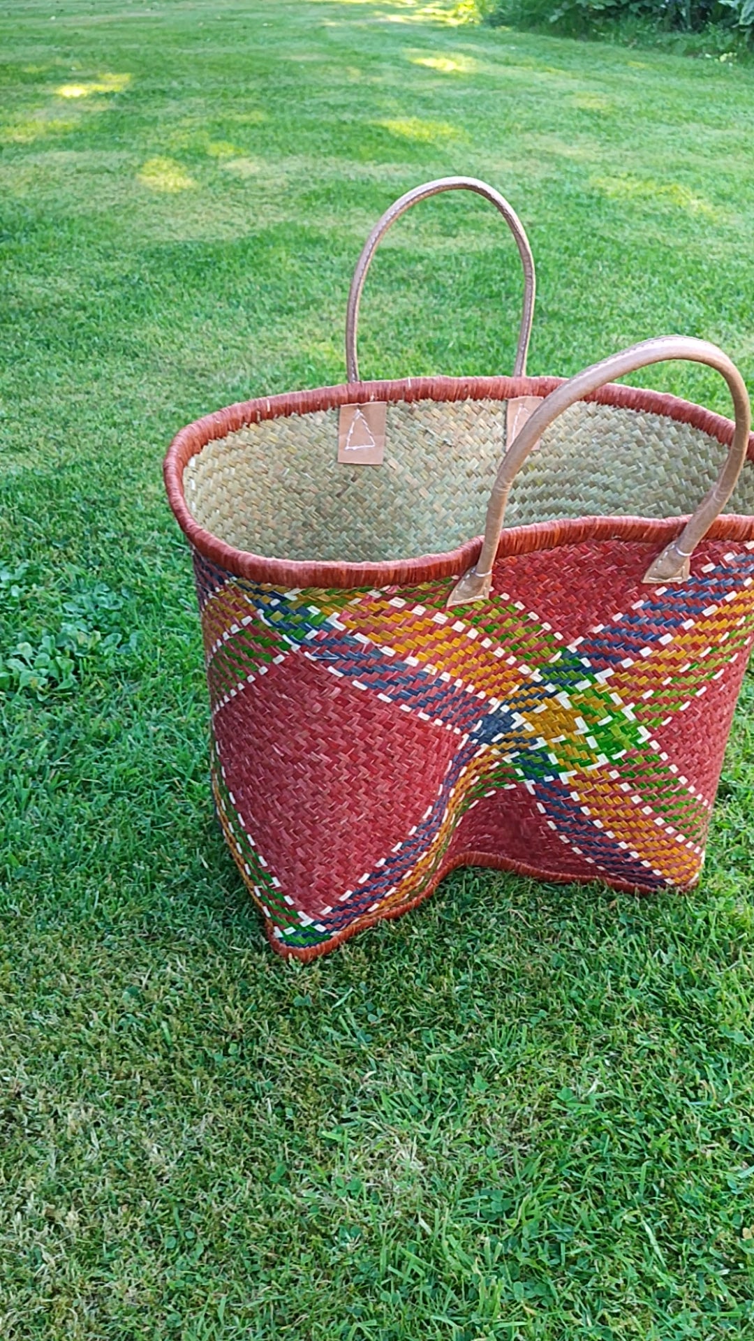 Grand panier en osier multicolore – anses cuir – fait main – cabas marché & plage
