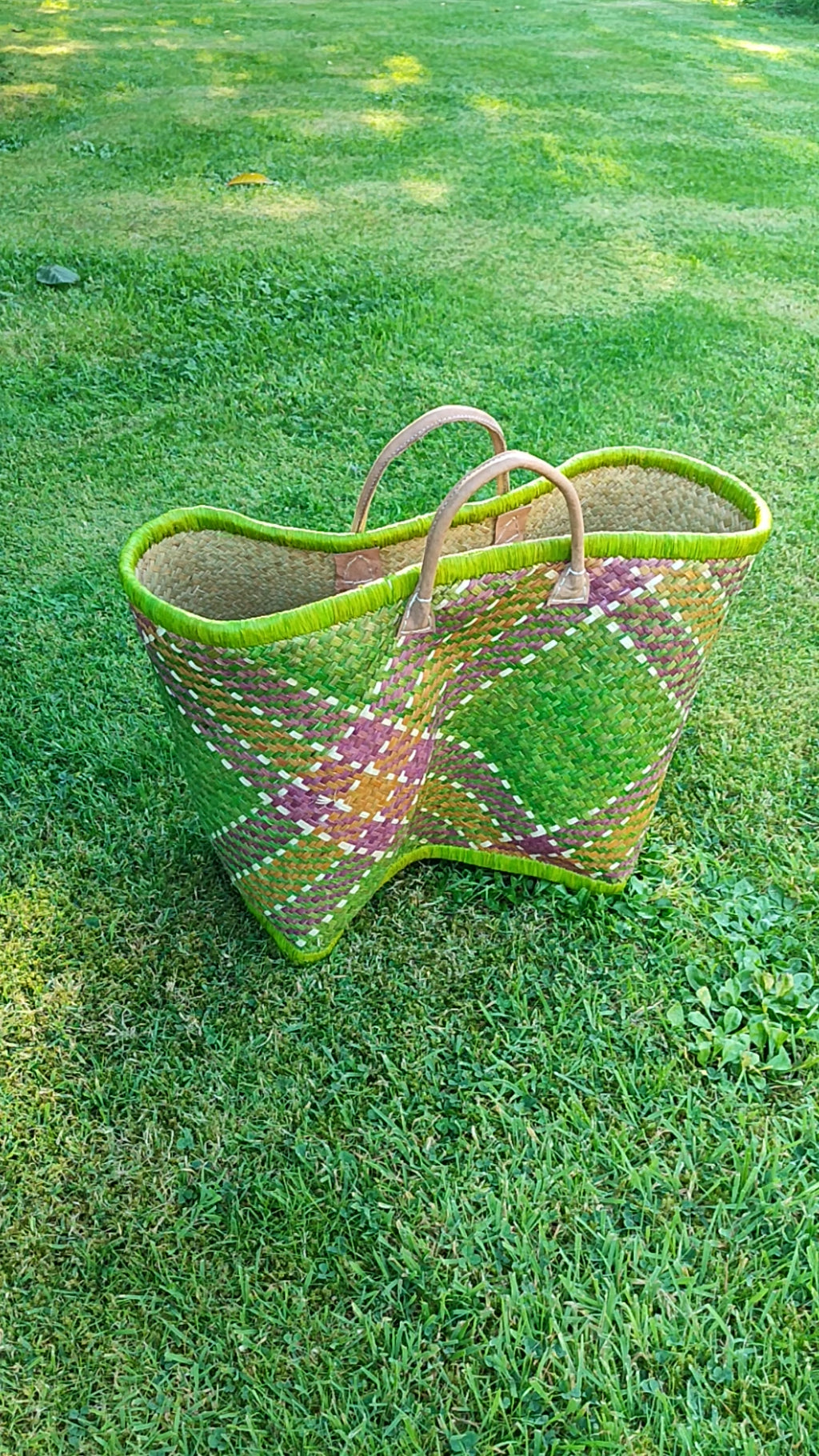 Grand panier en osier multicolore – anses cuir – fait main – cabas marché & plage