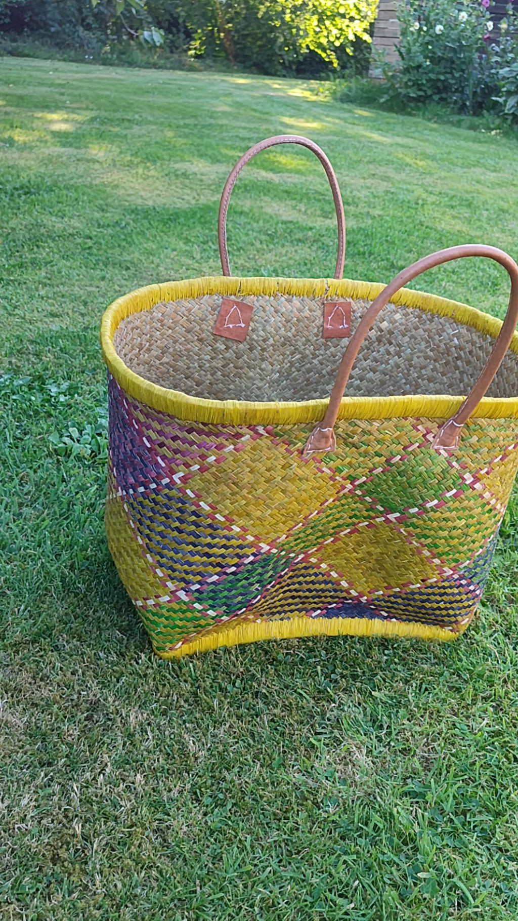 Grand panier en osier multicolore – anses cuir – fait main – cabas marché & plage