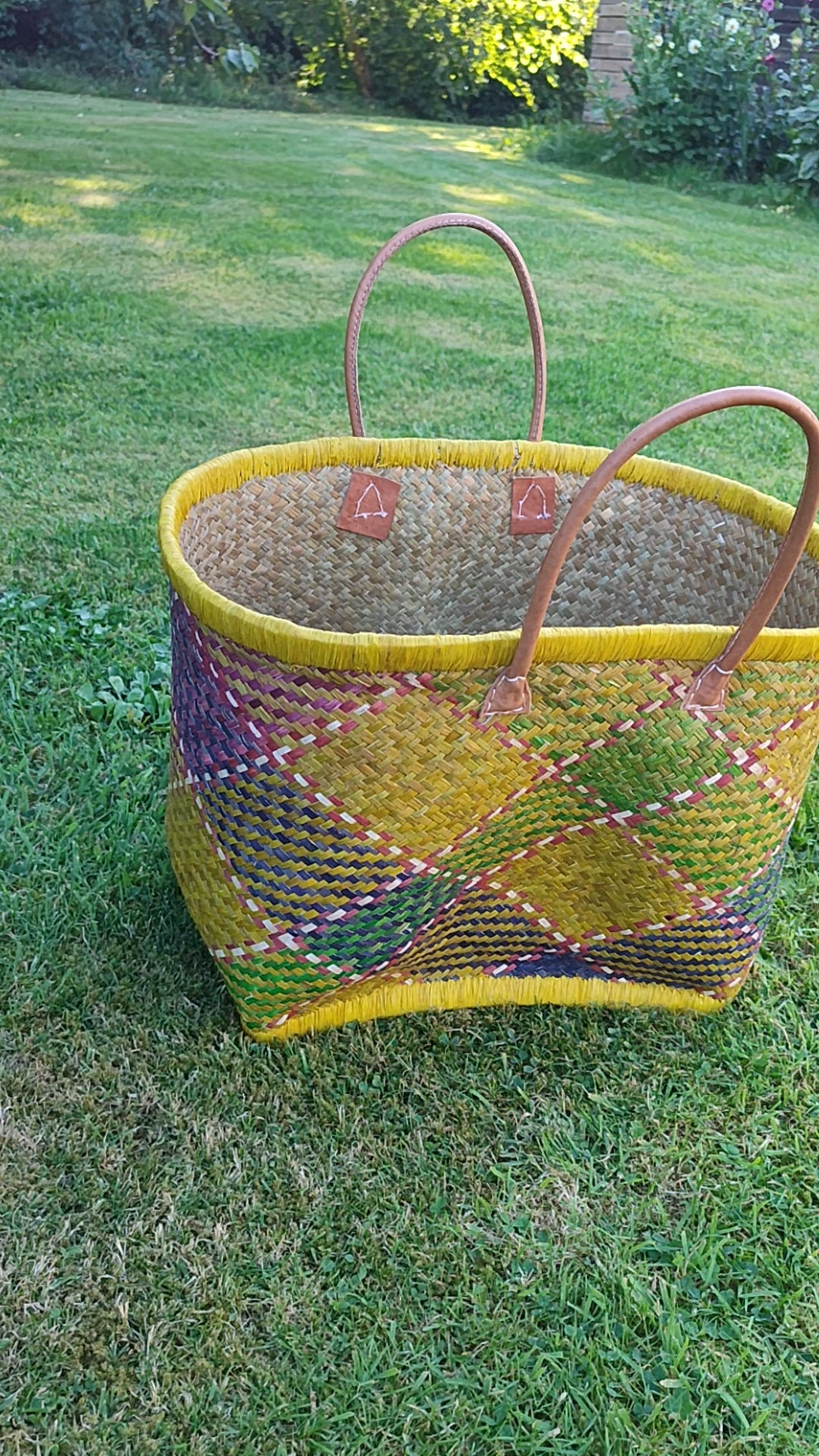 Grand panier en osier multicolore – anses cuir – fait main – cabas marché & plage