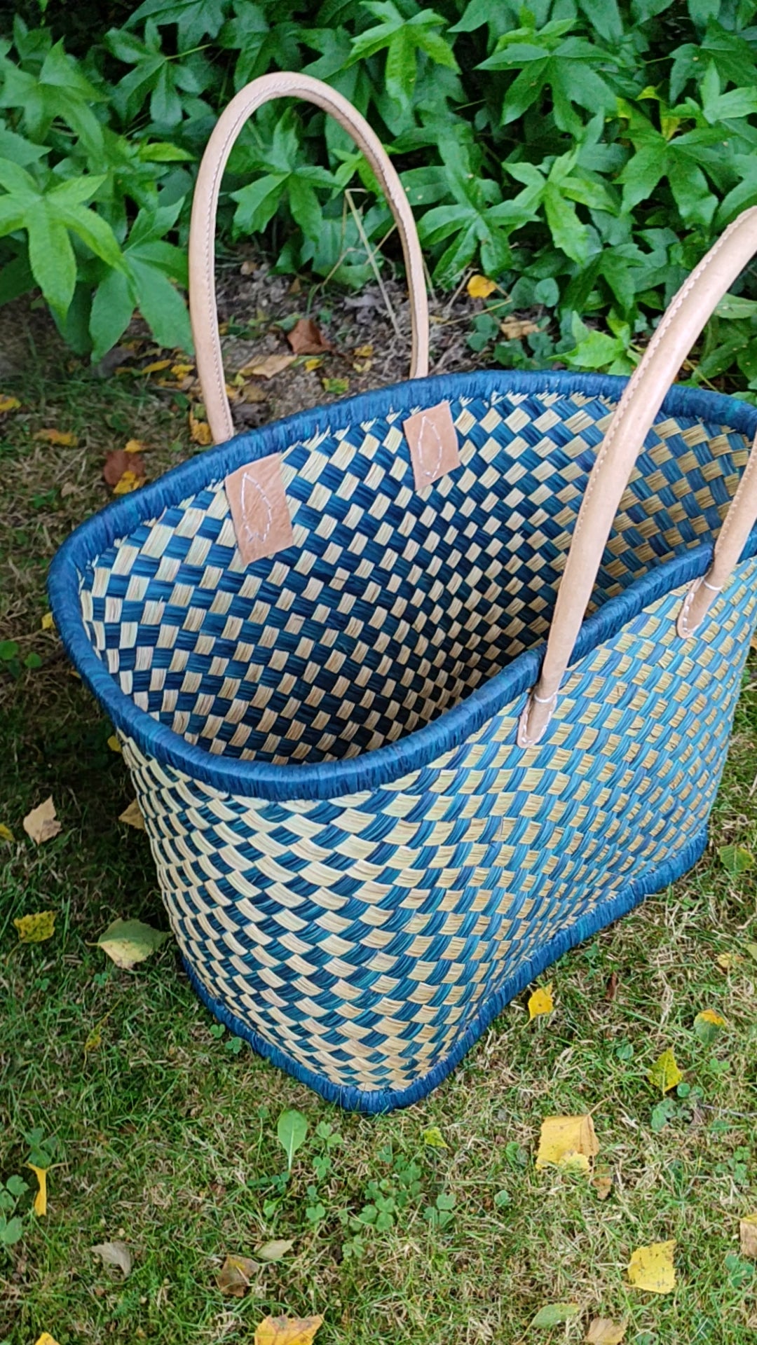 Moyen Panier Aravola bleu, naturel, tressé artisanal